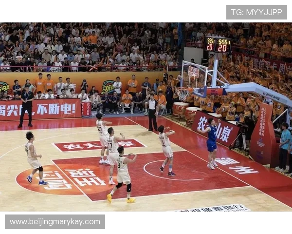 篮球赛场风云再起：聚焦新时代球员成长与战术革新